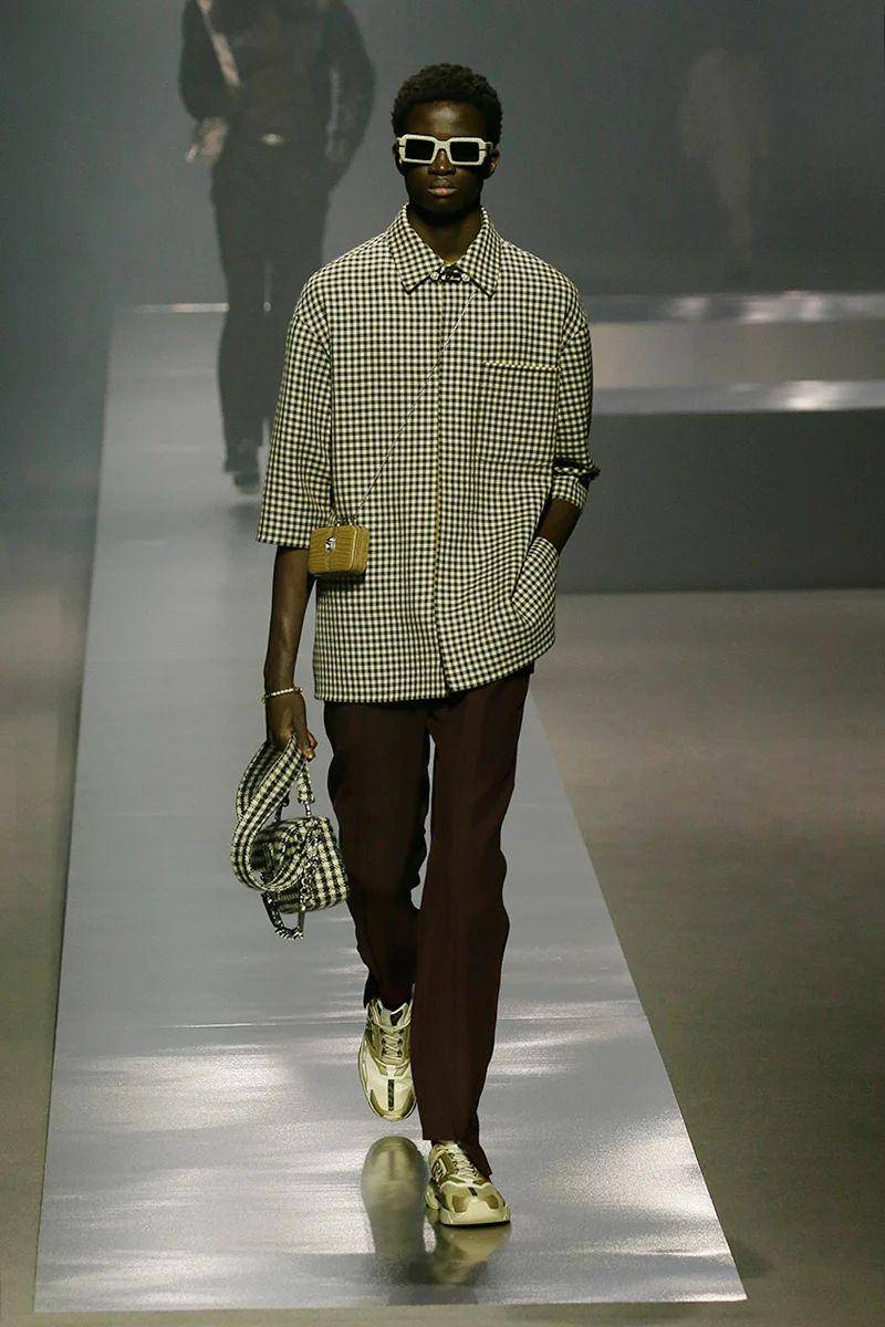 Style pria yang berkelas dari Fendi di Milan Fashion Week (MFW) Menswear Fall/Winter 2022/2023 (milanofashionweek.cameramoda.it)