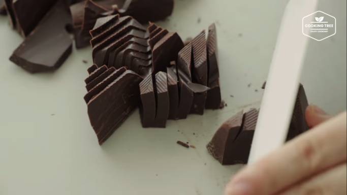 ilustrasi memotong cokelat (dok. youtube.com/Cooking tree 쿠킹트리)