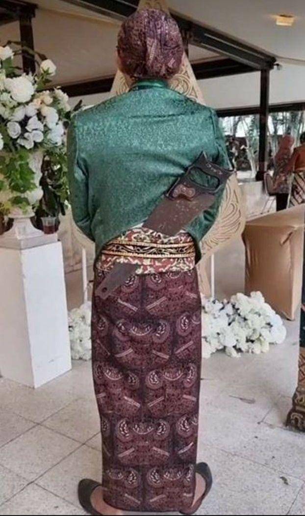 barang tak lazim di nikahan (instagram.com/wkwkland_real)