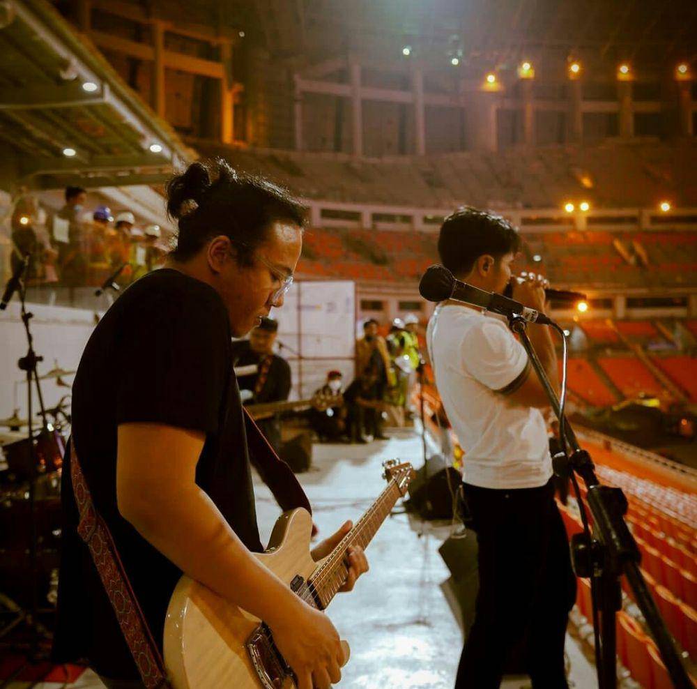 Nidji uji coba sound system di Jakarta International Stadium. (instagram.com/arielnidji)