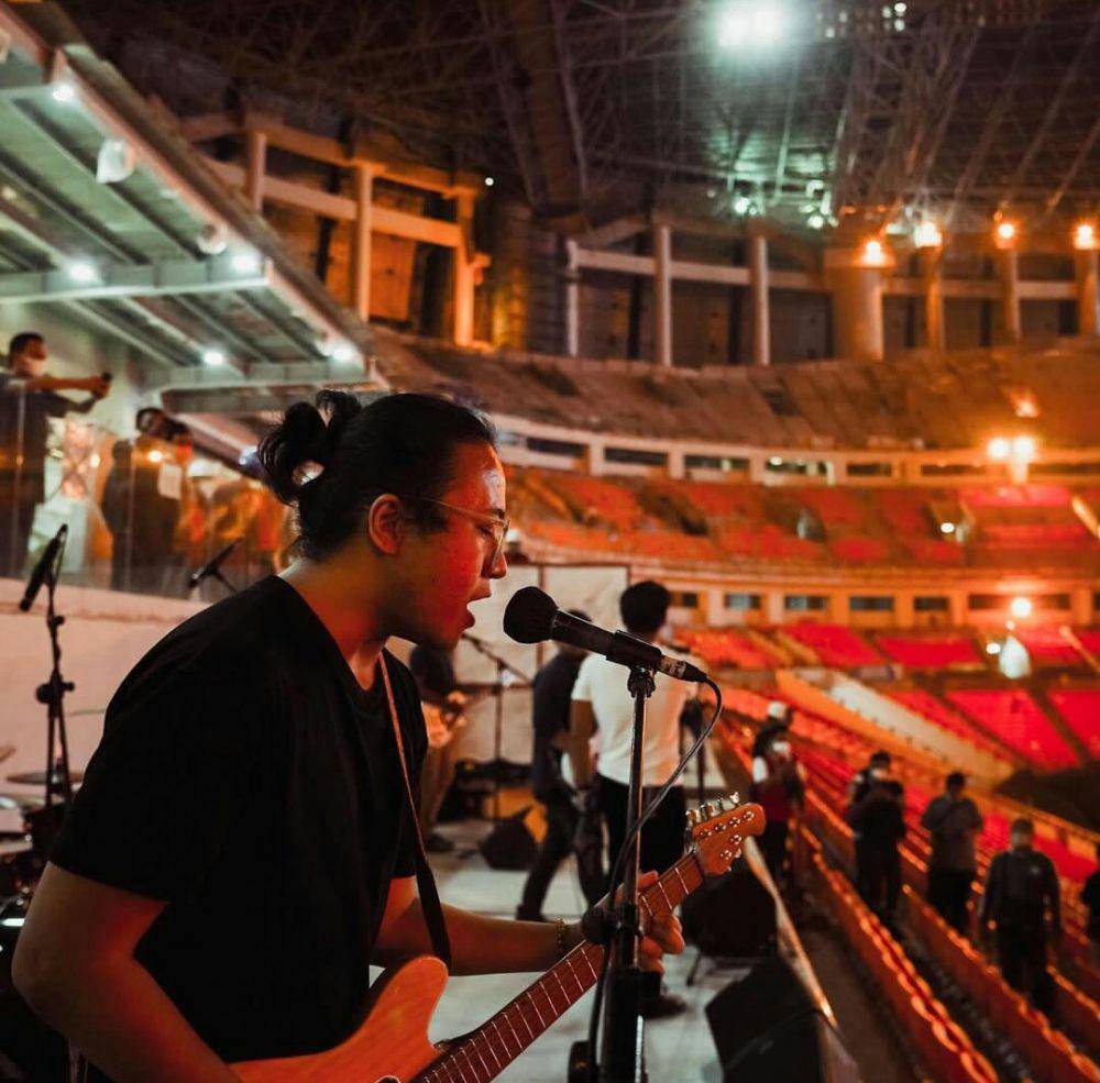 Nidji uji coba sound system di Jakarta International Stadium. (instagram.com/arielnidji)