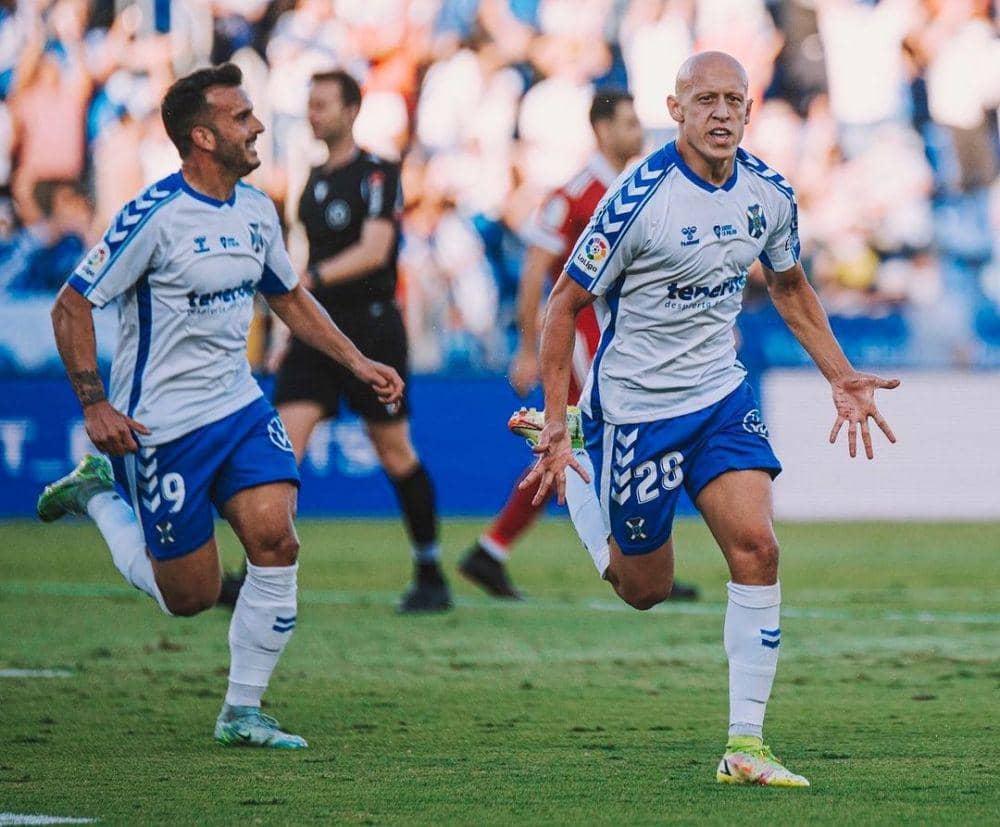 Victor Mollejo melakukan selebrasi usai mencetak gol untuk Tenerife. (instagram.com/victormollejo)