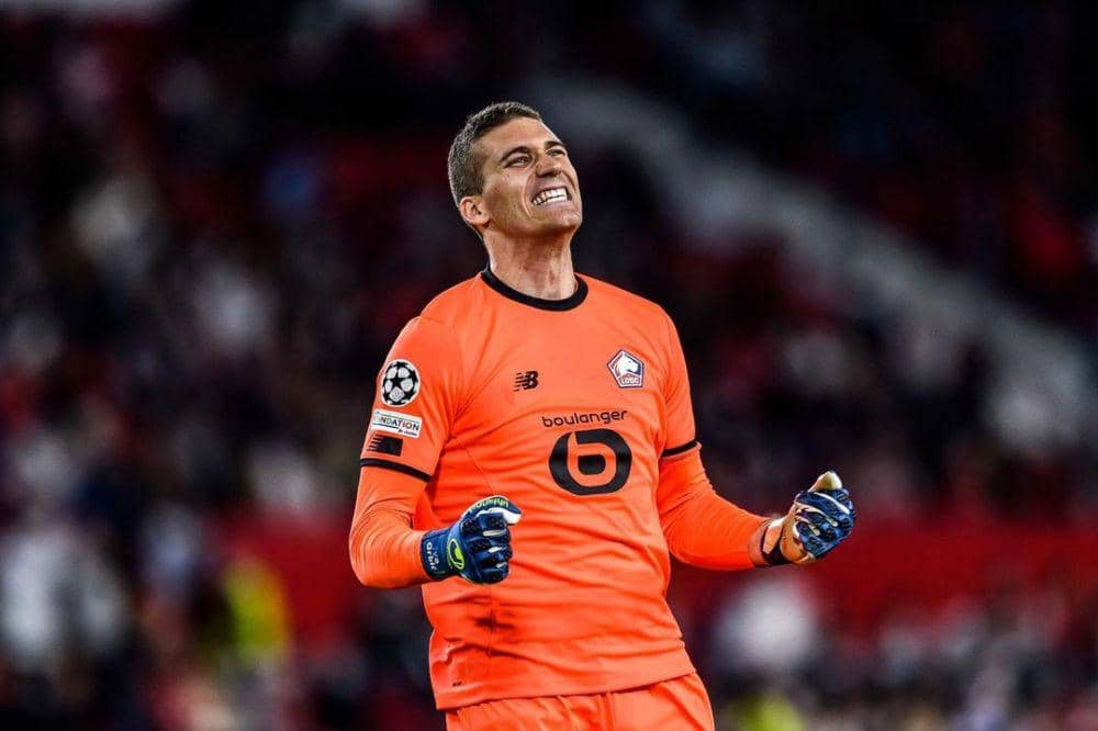 Ivo Grbic melakukan selebrasi saat berkostum Lille. (instagram.com/ivogrbic13)