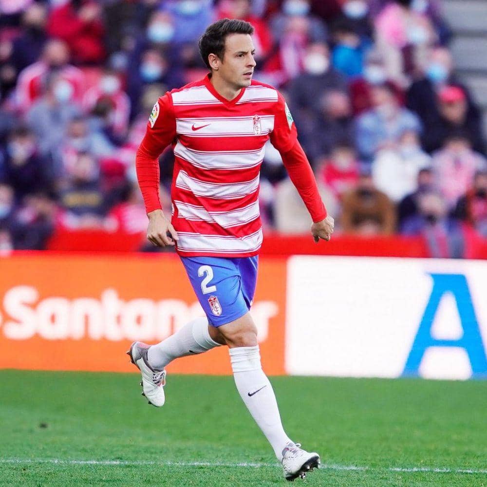 Santiago Arias tampil berkostum Granada. (instagram.com/santiagoarias13)