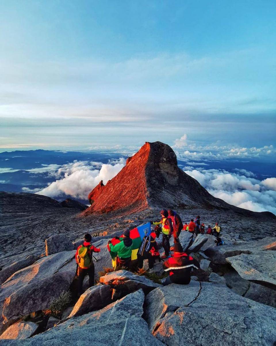 pemandangan indah di Puncak Gunung Kinabalu (instagram.com/vincentandam)