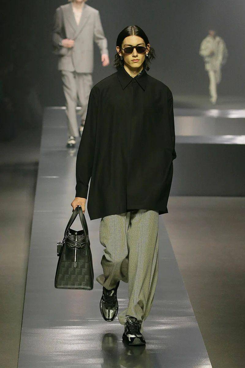 Style pria yang berkelas dari Fendi di Milan Fashion Week (MFW) Menswear Fall/Winter 2022/2023 (milanofashionweek.cameramoda.it)