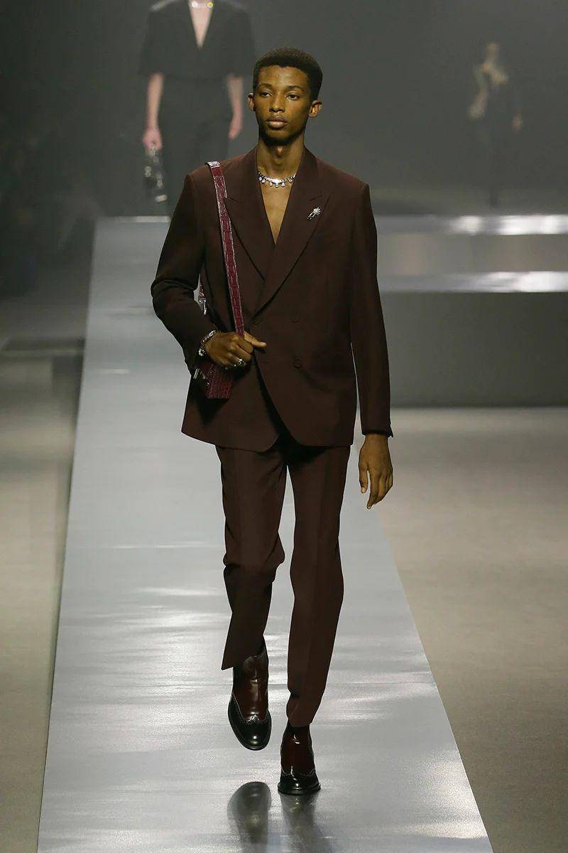 Style pria yang berkelas dari Fendi di Milan Fashion Week (MFW) Menswear Fall/Winter 2022/2023 (milanofashionweek.cameramoda.it)