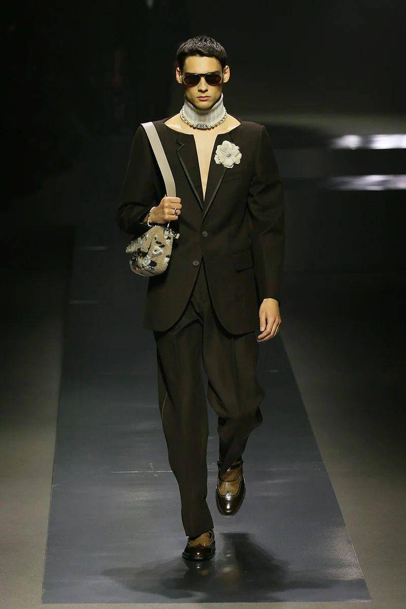 Style pria yang berkelas dari Fendi di Milan Fashion Week (MFW) Menswear Fall/Winter 2022/2023 (milanofashionweek.cameramoda.it)