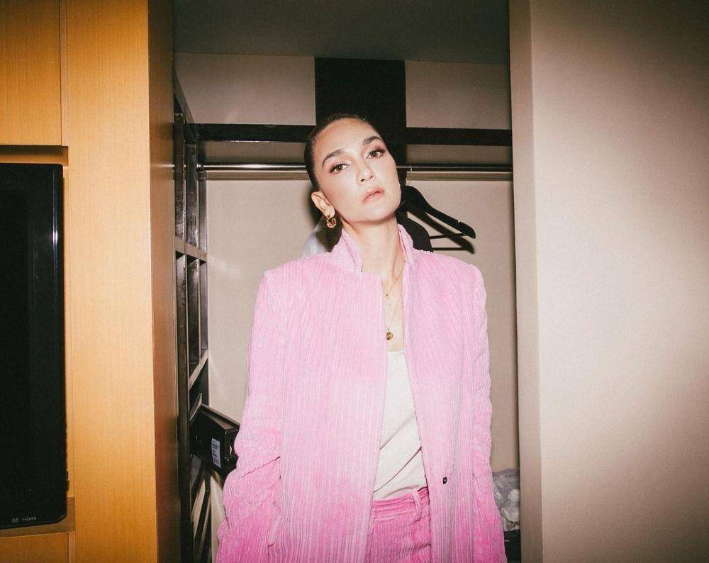 Luna Maya (instagram.com/lunamaya)