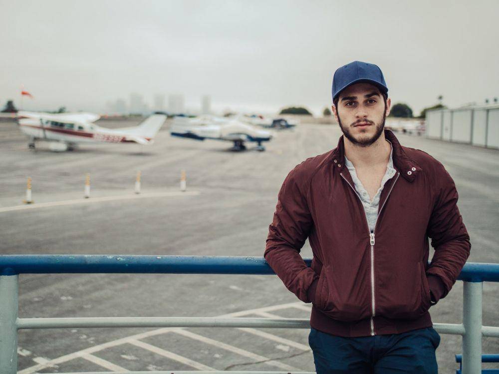 Jaket bomber pria (unsplash.com/Avi Richards)