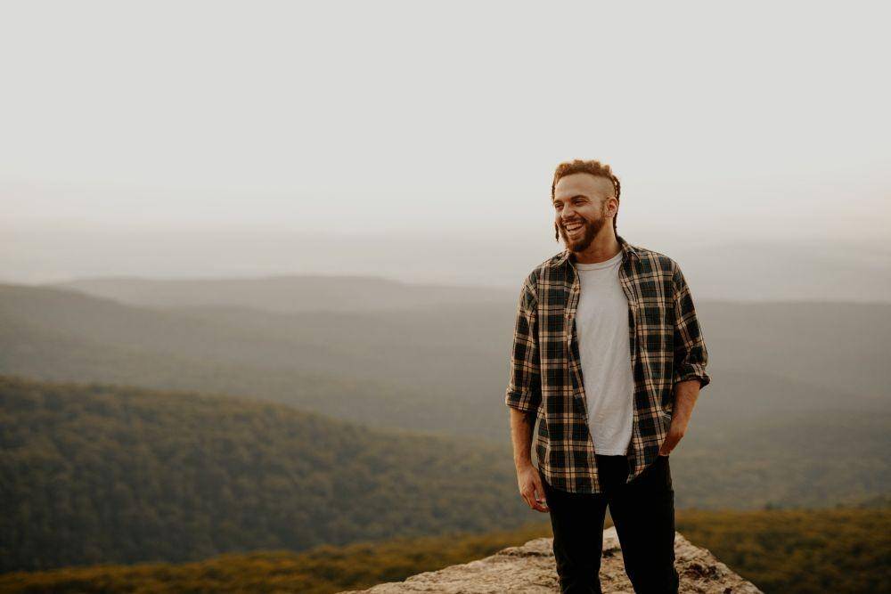 Ilustrasi kemeja flanel pria (unsplash.com/Brooke Cagle)