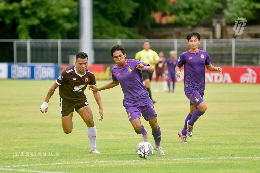 Pemain Persik Kediri saat melawan PSM Makasar. ligaindonesiabaru.com