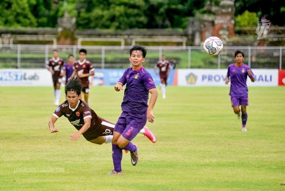 Pemain Persik Kediri saat melawan PSM Makasar. ligaindonesiabaru.com