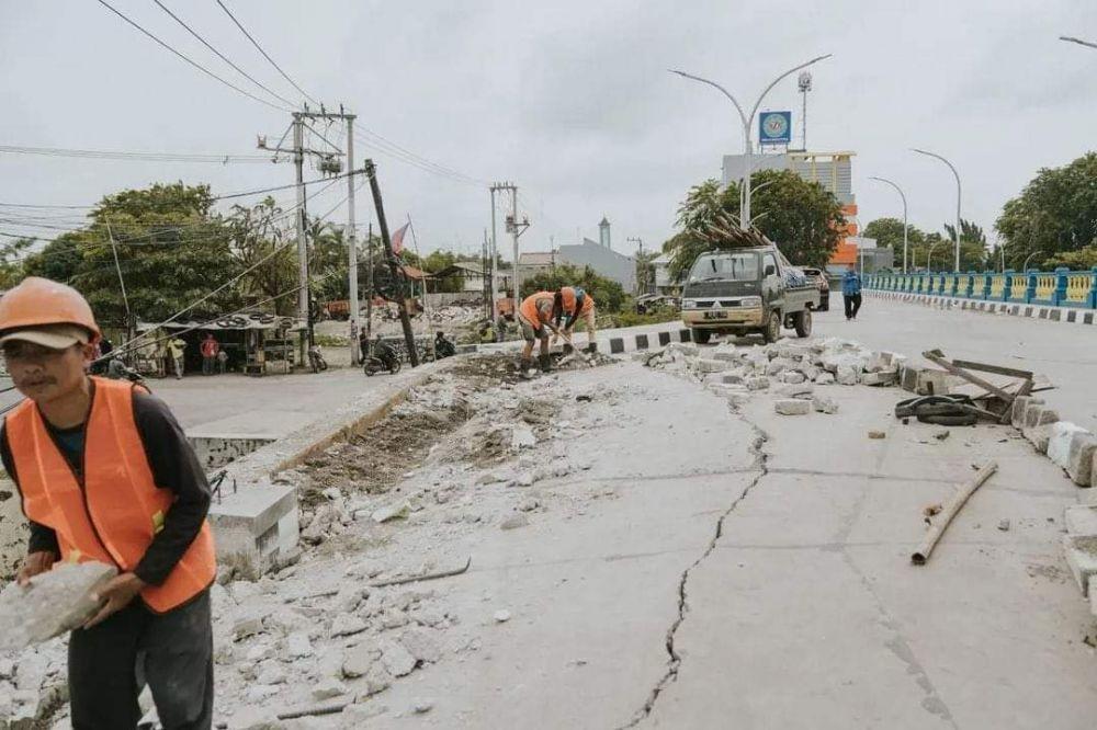 Baru Dua Pekan, Jembatan Harga Rp10 M di Karawang Sudah Rusak
