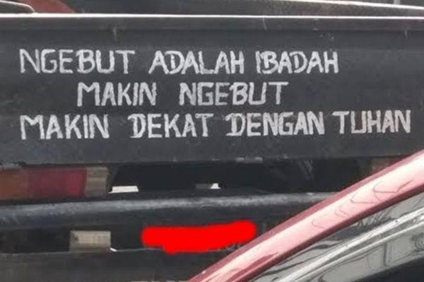 10 Potret Lucu Tulisan di Mobil Ini Bisa Jadi Hiburan di Jalanan