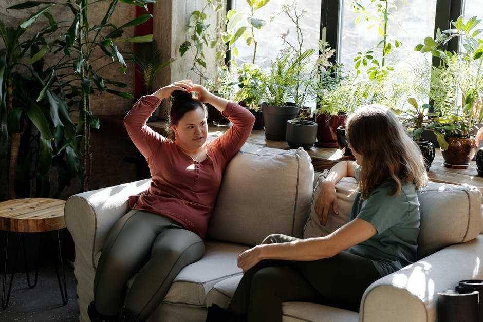 ilustrasi wanita sedang curhat (pexels.com/Cliff Booth)