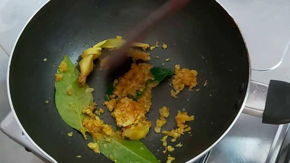 ilustrasi menumis bumbu (youtube.com/Resep Dapur Vita)