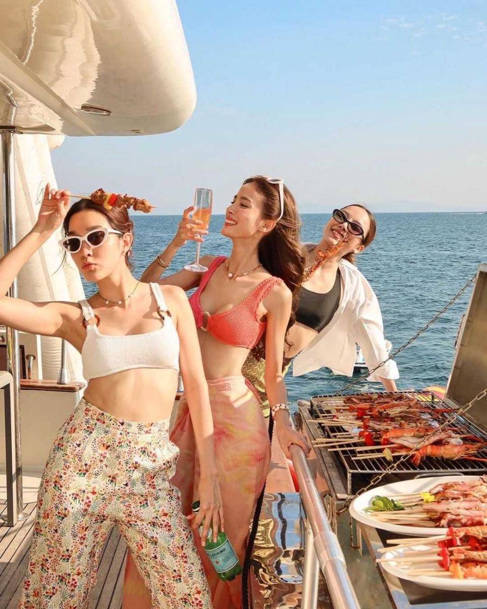 liburan Bua Nalinthip dkk. (instagram.com/momonchanok)