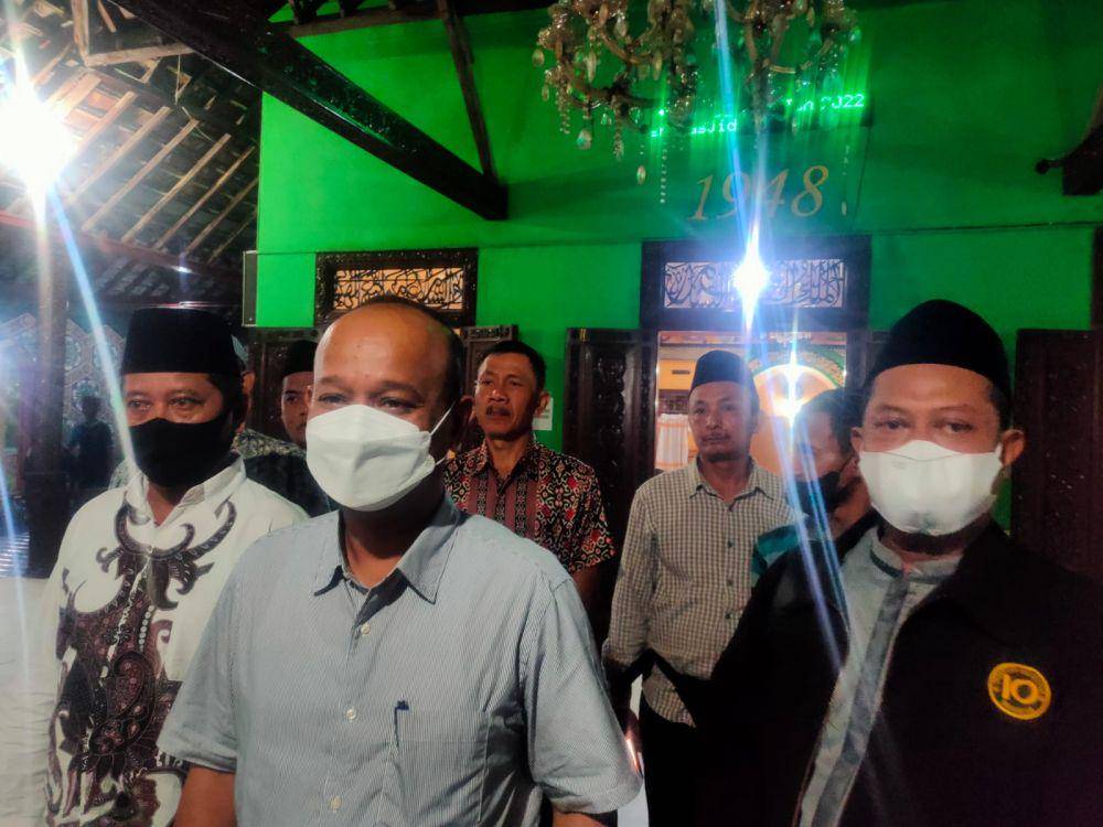 Kuasa hukum MSAT, Deni Hariyatna (tengah). IDN Times/Dok. Zainul Arifin