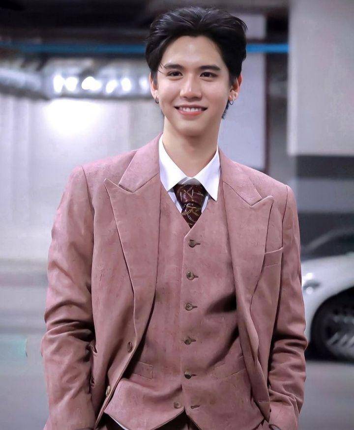 Harit Cheewagaroon (instagram.com/ssingss)