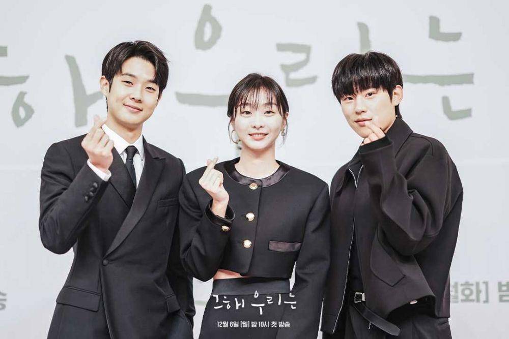 Choi Woo Shik, Kim Da Mi, dan Kim Sung Cheol di konferensi pers Our Beloved Summer (instagram.com/sbsdrama.official)