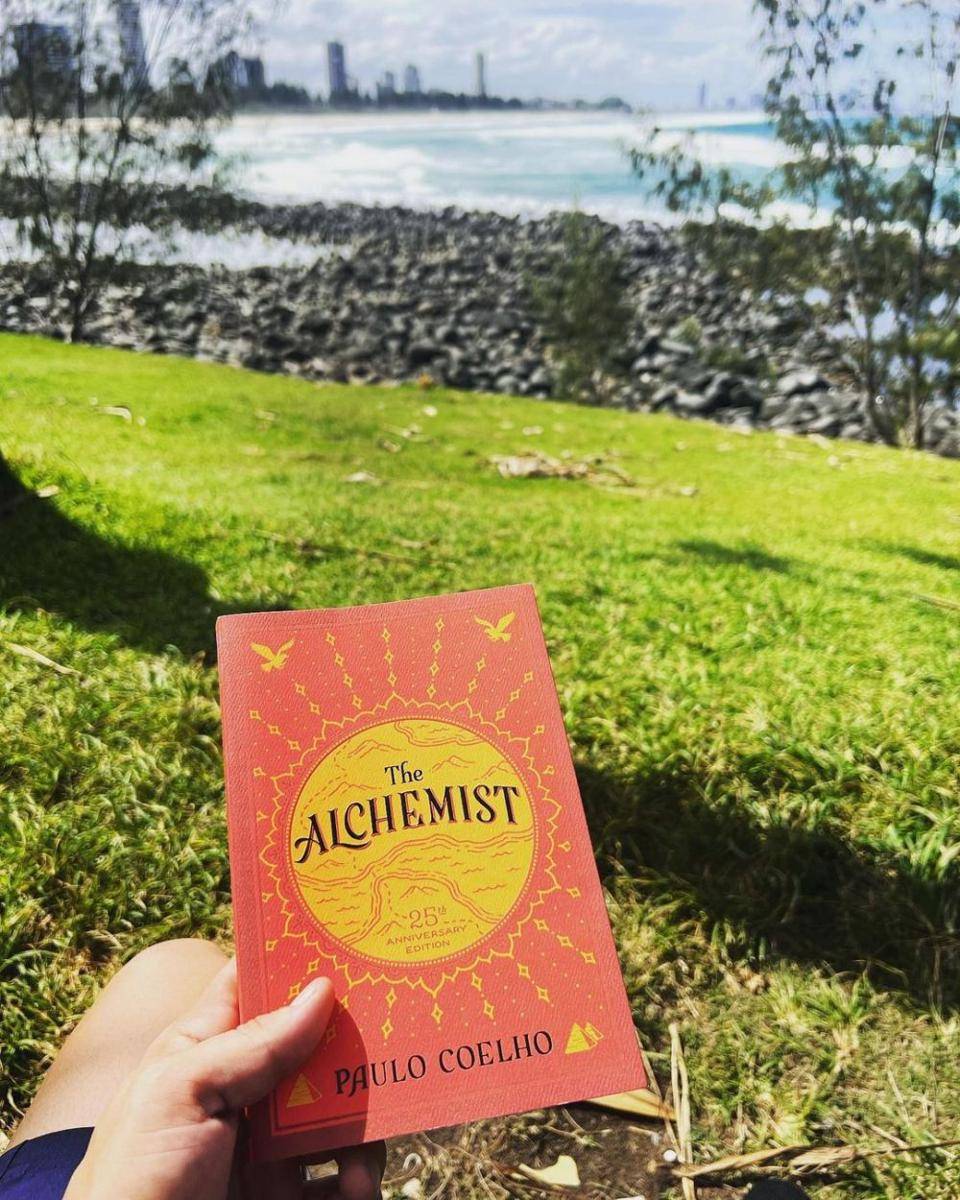 The Alchemist oleh Paulo Coelho (instagram.com/jondoe_freestyle)