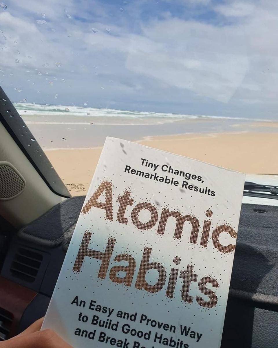 Atomic Habits oleh James Clear (instagram.com/madaleenkrogh)