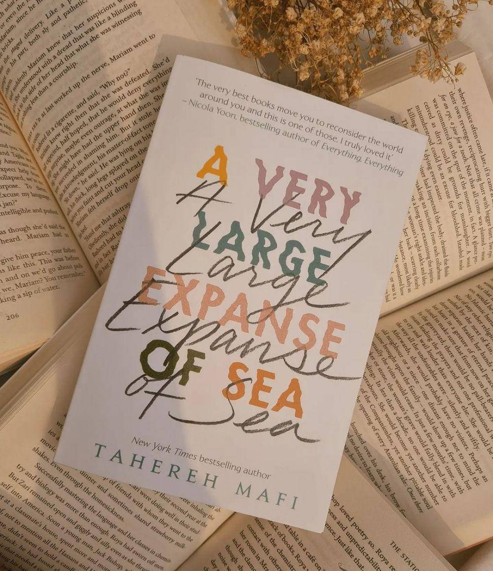 A Very Large Expanse of Sea oleh Tahereh Mafi (instagram.com/oreoandb)
