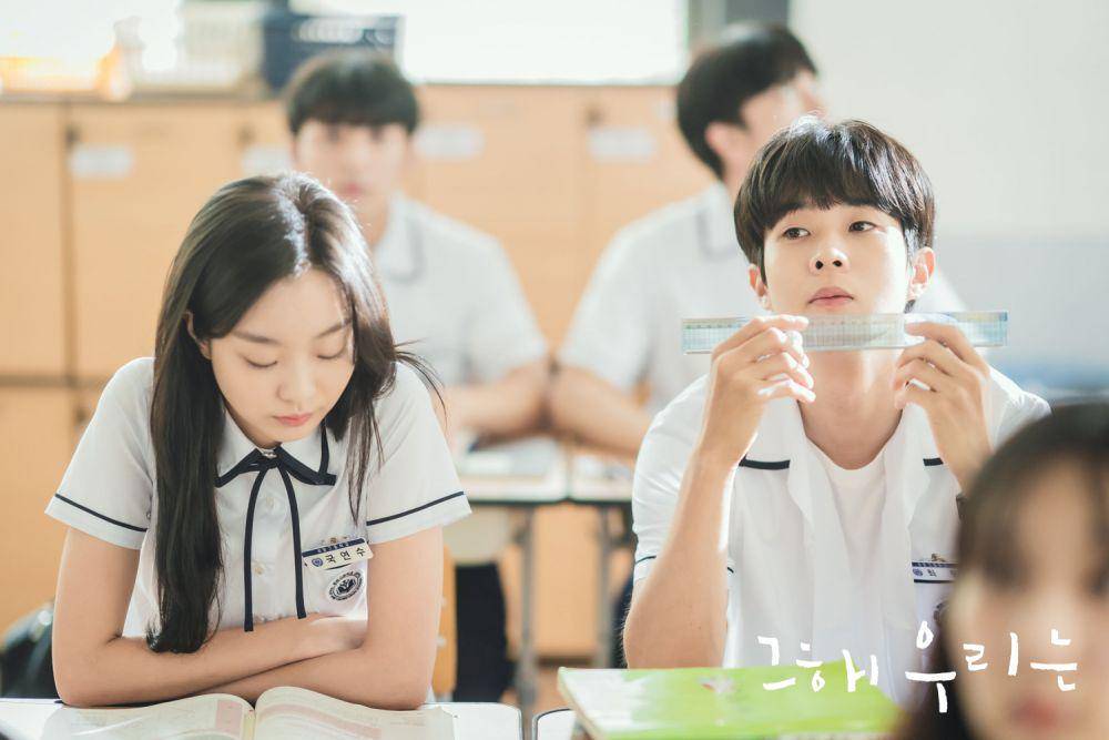potret Kim Da Mi dan Choi Woo Shik dalam KDrama Our Beloved Summer (dok. SBS/Our Beloved Summer)
