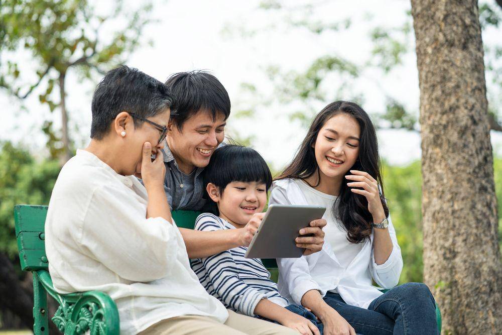 Ilustrasi keluarga bersilaturahmi dengan menggunakan smartphone (Shutterstock/Hananeko_Studio)