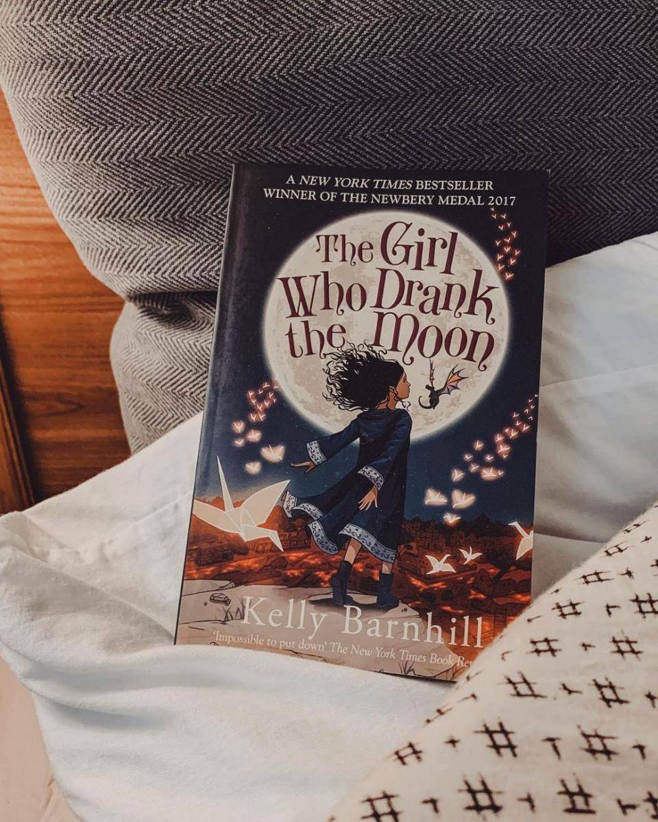 The Girl Who Drank the Moon karangan Kelly Barnhill (instagram.com/to.read.or.to.roam)