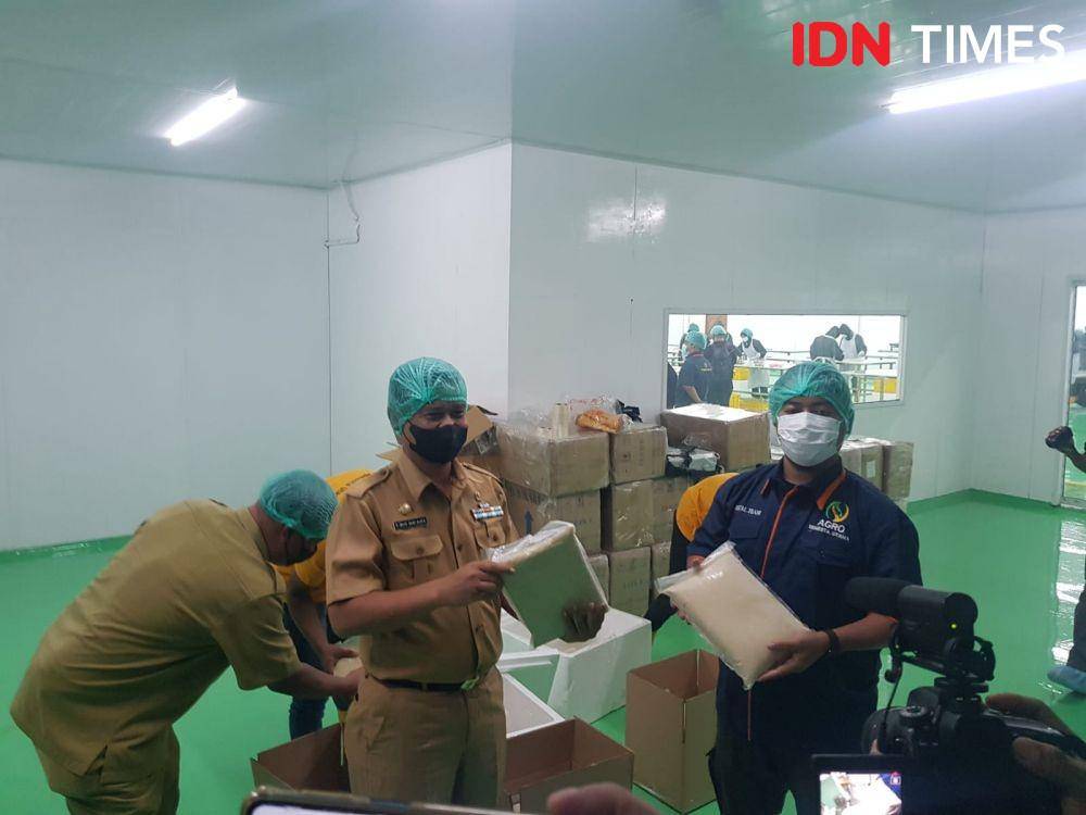 CEO Agro Semesta Utama M Syarif bersama Kadisperindag Deli Serdang (IDN Times/Doni Hermawan)