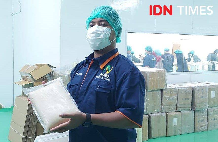 CEO PT Agro Semesta Utama, M Syarif menunjukkan durian pasta yang diekspor (IDN Times/Doni Hermawan)