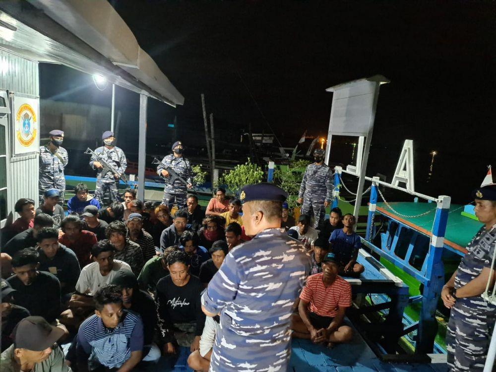 TNI AL Tangkap Tangan 8 Kapal Motor yang Curi Batu Bara