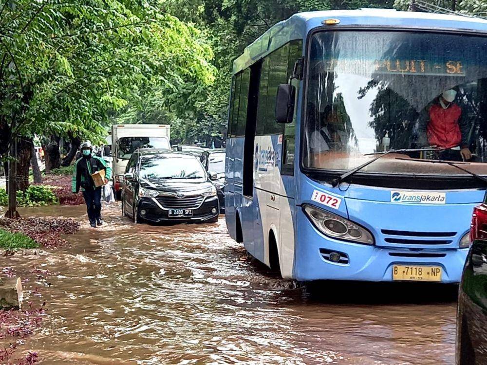 Banjir rendam jalan di depan Pengadilan Negeri Jakarta Pusat (IDN Times/Aryodamar)
