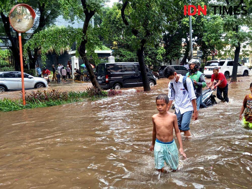 Banjir rendam jalan di depan Pengadilan Negeri Jakarta Pusat (IDN Times/Aryodamar)