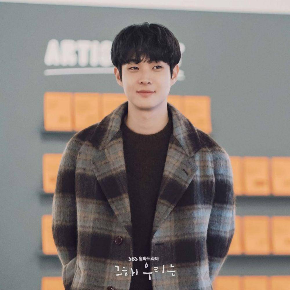 outfit Choi Woo Shik dalam KDrama Our Beloved Summer (instagram.com/sbsdrama.official)
