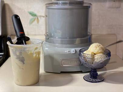 ilustrasi ice cream maker (foodnetwork.com)