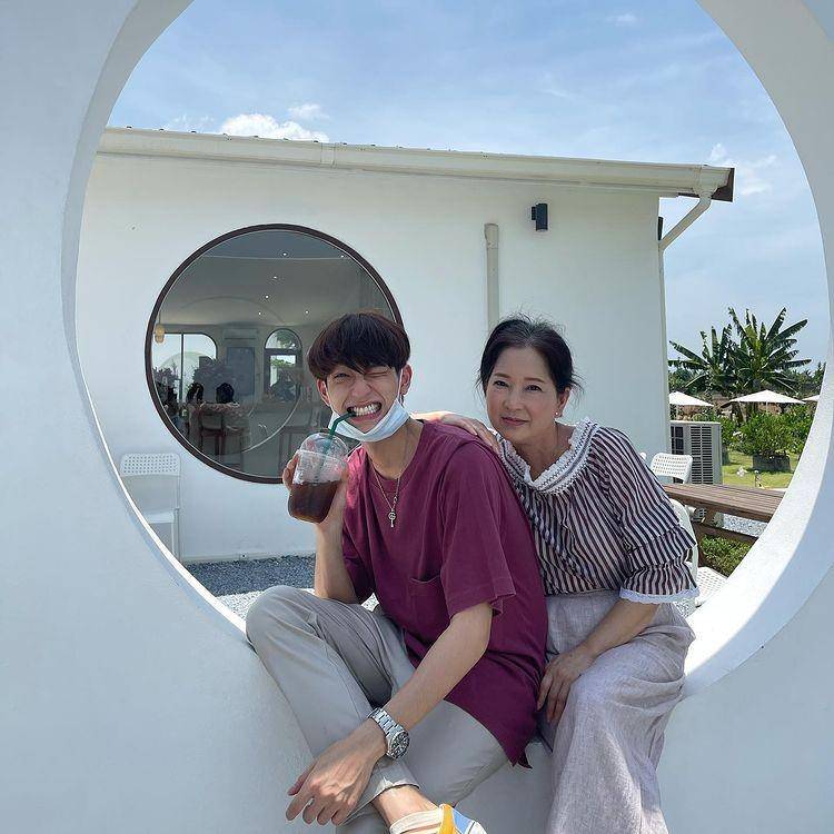 Ide OOTD Kasual ala Aktor Muda Thailand Chimon Wachirawit (instagram.com/chimonac)