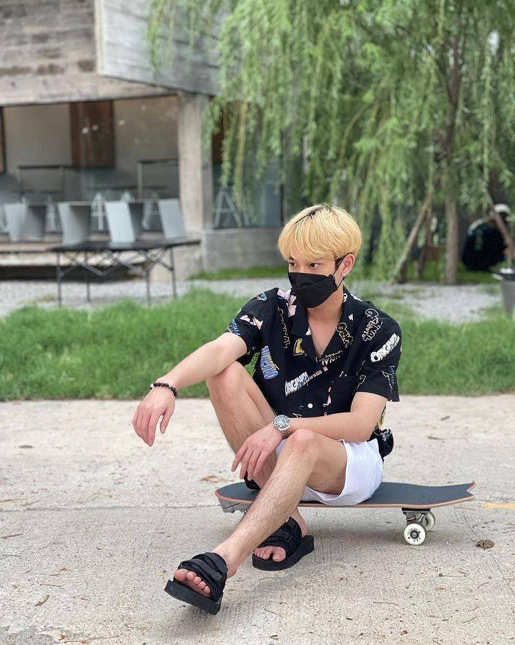 Ide OOTD Kasual ala Aktor Muda Thailand Chimon Wachirawit (instagram.com/chimonac)