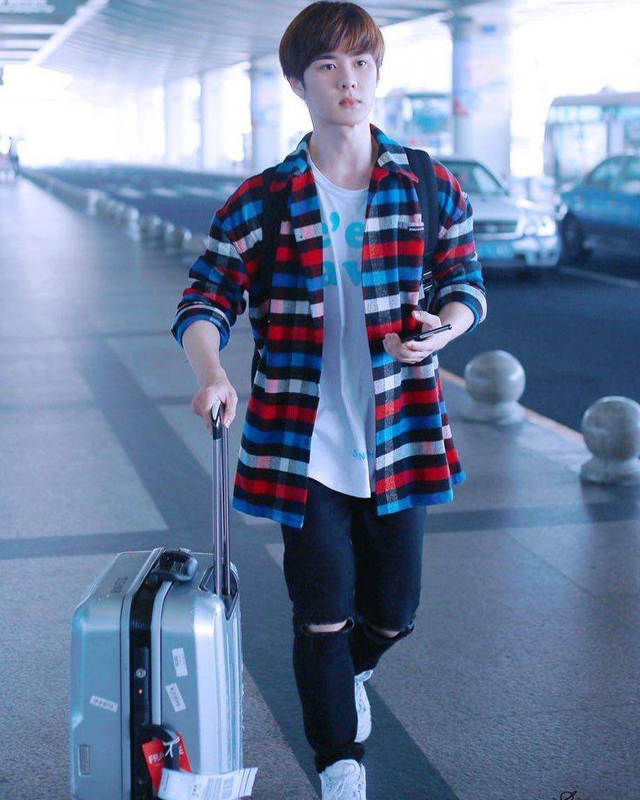 kemeja ala member WayV (instagram.com/nctunited00)