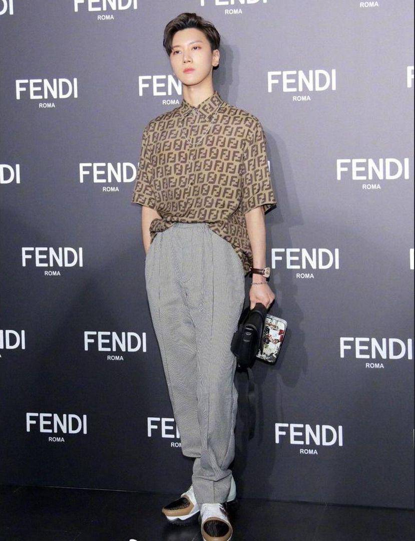 kemeja ala member WayV (instagram.com/nctunited00)