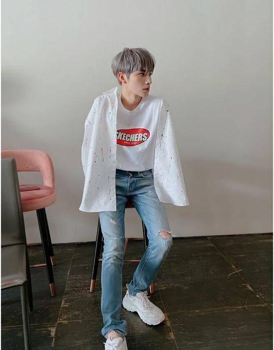 kemeja ala member WayV (instagram.com/nctunited00)