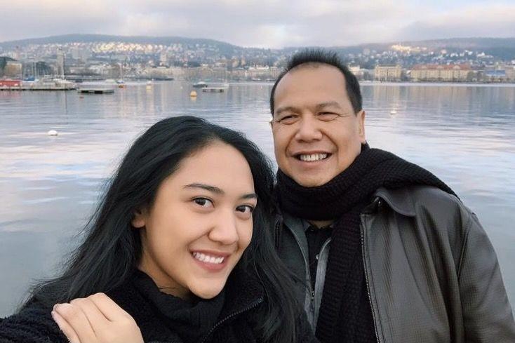 Keluarga Konglomerat Harmonis, 10 Kedekatan Putri Tanjung dan Bapak