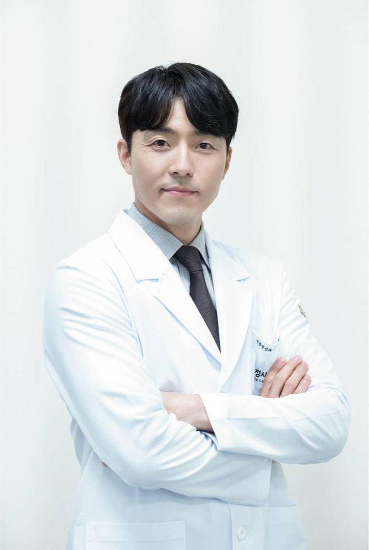 Lee Mu Saeng di The World of the Married (instagram.com/leemusaeng_official)