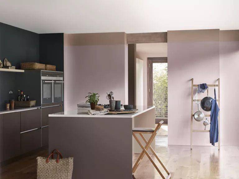 ilustrasi dapur dengan konsep warna ungu (realhomes.com)