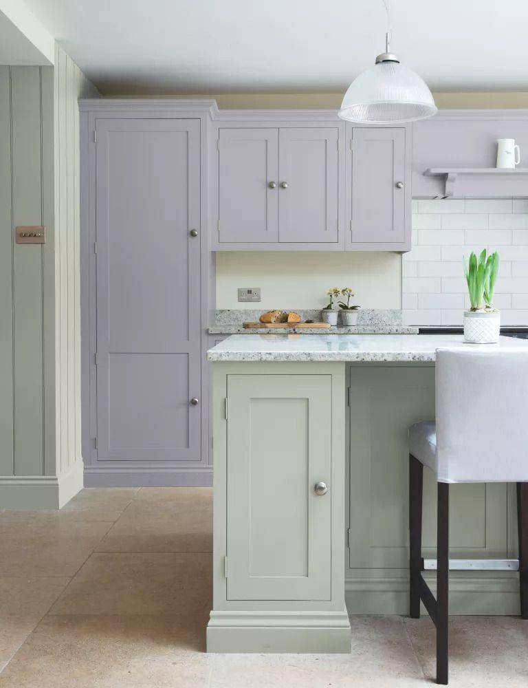 ilustrasi dapur dengan konsep warna ungu (realhomes.com)