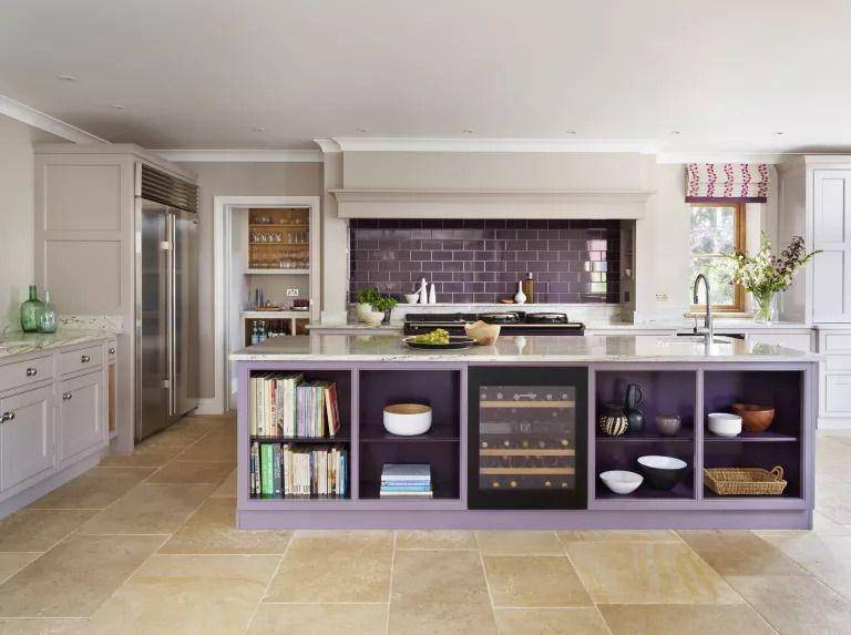 ilustrasi dapur dengan konsep warna ungu (realhomes.com)