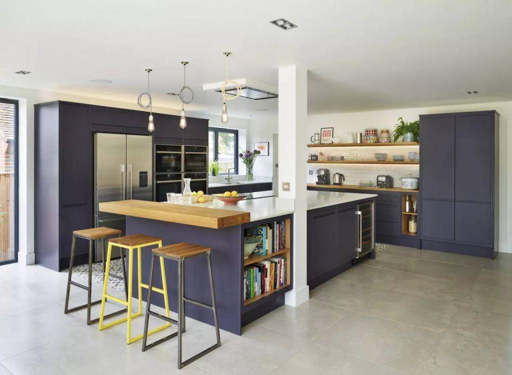 ilustrasi dapur dengan konsep warna ungu (realhomes.com)