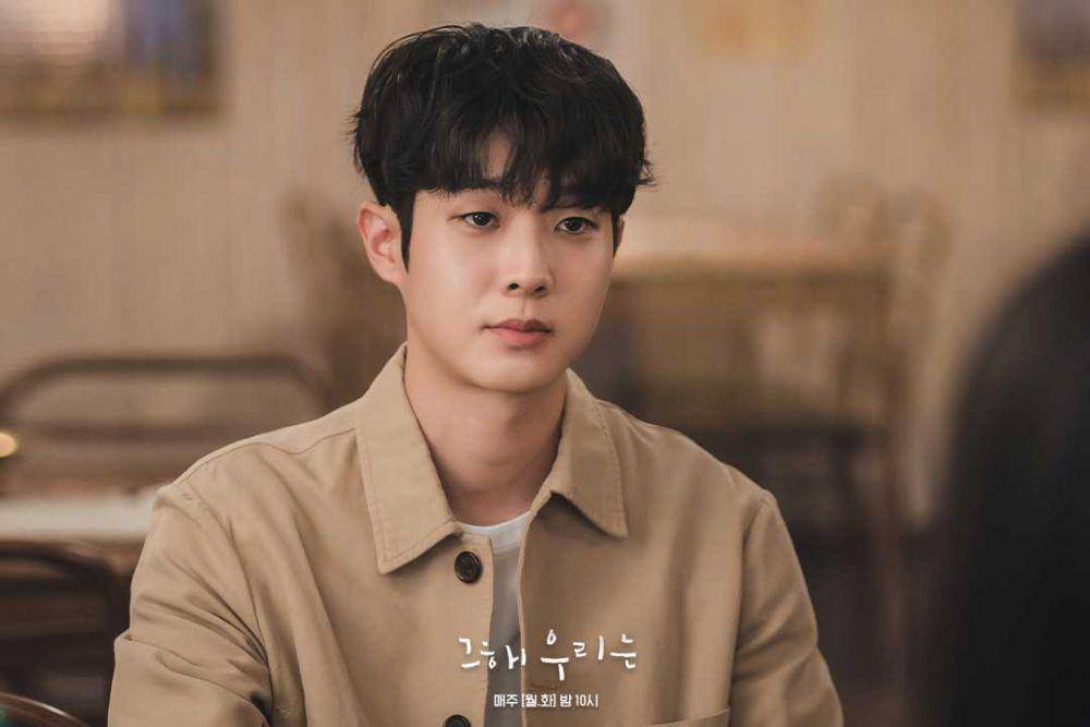 Choi Woo Shik sebagai Choi Ung di Our Beloved Summer (twitter.com/sbsnow)